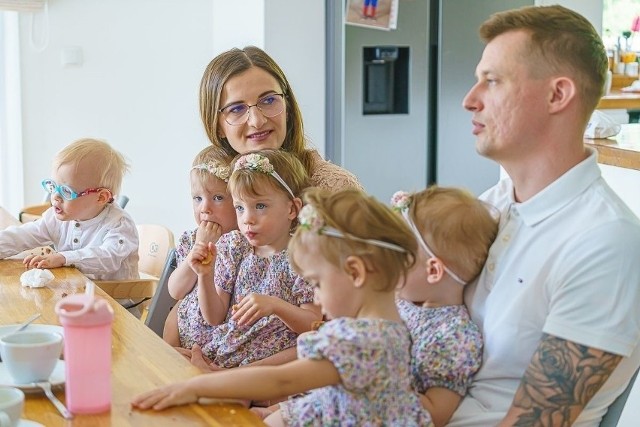 Urocze sześcioraczki z Tylmanowej na rodzinnych zdjęciach