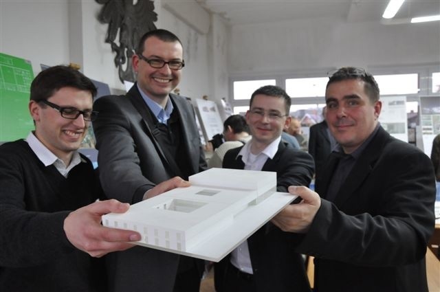 Antoni Banaś, Piotr Czerwiński, Marek Szpinda i Piotr Uherek (od lewej) pokazują zwycięski model własnego autorstwa.