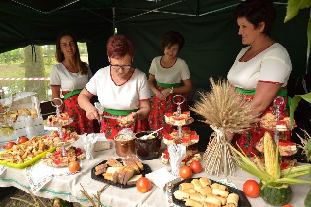 Podczas dożynek gminnych w Jastrzębiu (gm. Lipno) nie mogło zabraknąć części artystycznej w wykonaniu uczniów miejscowej podstawówki, jak i popisów uzdolnionej młodzieży. Przy takiej okazji zaprezentowali  się też lokalni artyści, no i oczywiście koła gospodyń wiejskich. Stoiska przygotowane przez panie cieszyły się chyba największym zainteresowaniem. Któż nie chciał bowiem skosztować kulinarnych specjałów, które rozpływały się w ustach. A po doznaniach różnego rodzaju przyszedł czas na zabawę taneczną.