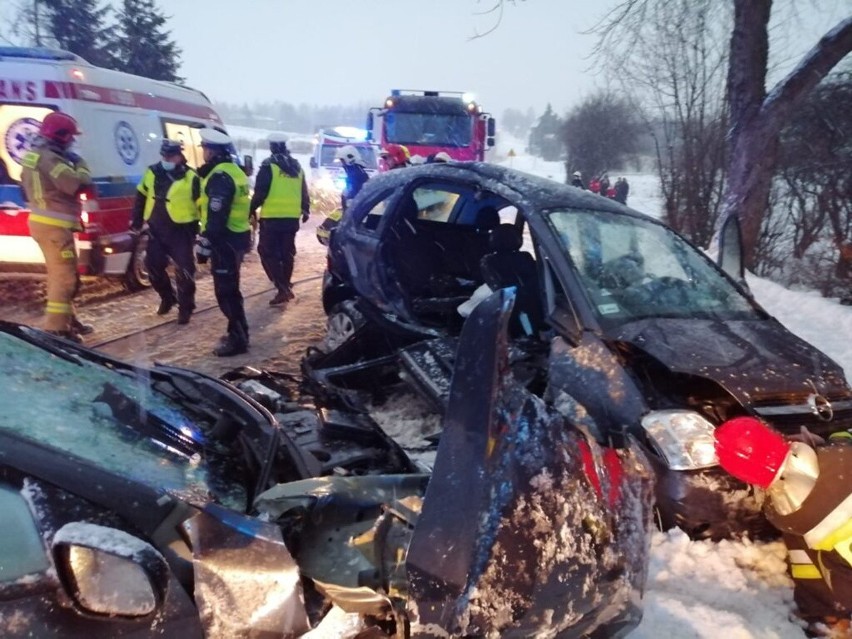 Wypadek w Dębówce. Trzy młode osoby były zakleszczone w samochodzie