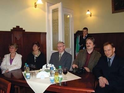 Podczas przekazania umowy Radziszów reprezentowali m.in. (od lewej) Maria Wiecheć, Zdzisława Bała, Antoni Owca, Józef Niechaj i Grzegorz Wasyl Fot. Ewa Tyrpa
