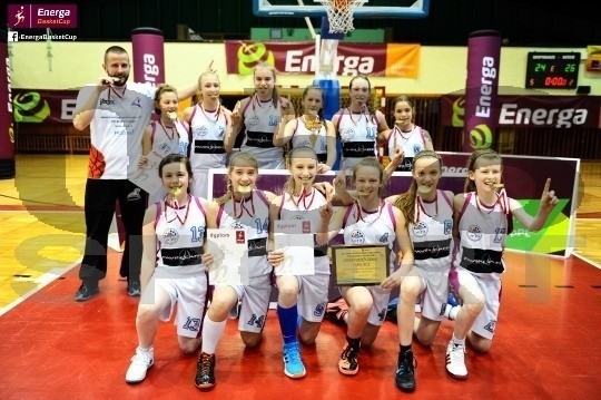 Złota drużyna SP 19 Poznań i jej trener Maciej Brodziński po zwycięskim finale w turnieju w Lesznie