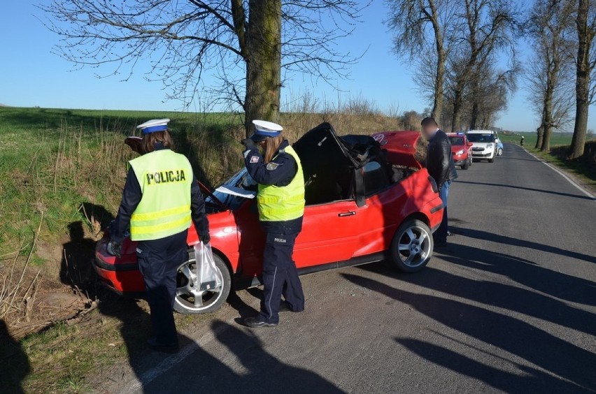 Śmiertelny wypadek w Bobowie w powiecie starogardzkim 11.04.2020. Nie żyje 16-latek, 17-latek i 19-latek zostali ranni [zdjęcia]