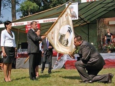 Sztandar z wizerunkiem gen. Franciszka Gągora odbiera z rąk przedstawicieli rady rodziców dyrektor Zespołu Szkół w Koniuszowej Jarosław Gliński Fot. Piotr Subik