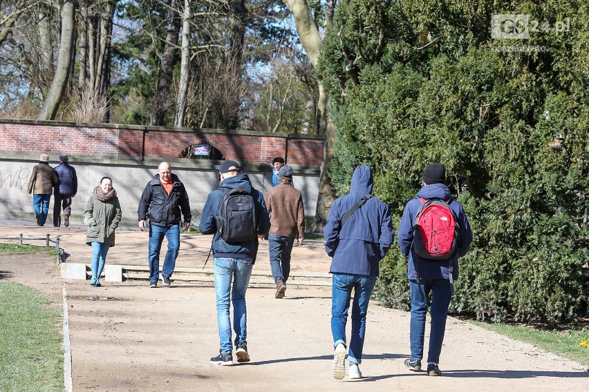 Koronawirus w Szczecinie. Jak wygląda sytuacja w mieście? Szczecinianie spacerują na Wałach Chrobrego i Jasnych Błoniach 