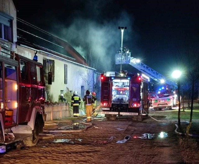 Tragiczny początek nowego roku. W miejscowości Strzyżewo, w powiecie nowotomyskim, wybuchł pożar budynku gospodarczego. W środku znaleziono zwęglone ciało mężczyzny. Czytaj dalej i zobacz zdjęcia z akcji strażaków --->