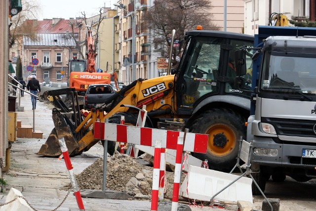 Władze Kielc przeznaczyły dodatkowe pieniądze na remonty dziurawych dróg w Kielcach.