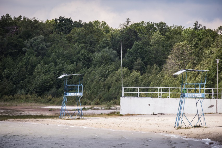 Jezioro Ostrowskie, Przyjezierze. Plaża cofnęła się o 10-15...