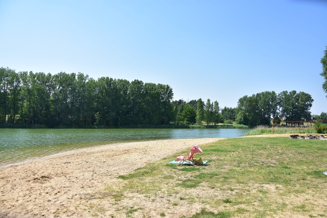 Cześć z nas upalne dni spędzi nad wodą. Na zdjęciu plaża nad jeziorem w Laskowie (powiat żniński).