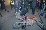 Pijany motocyklista wjechał w rozmodlony tłum. Zobacz, jak zareagowała policja. (zdjęcia)