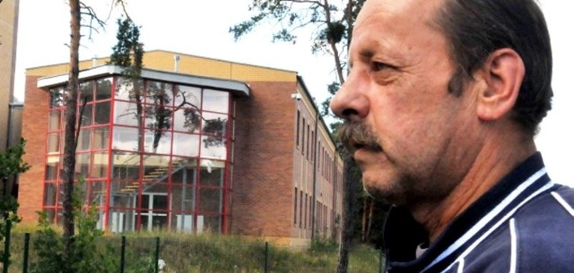 Mirosław Kralewicz w drodze do Cynowa często spogląda na nowy budynek strażaków i zastanawia się, kiedy zostanie oddany do użytku