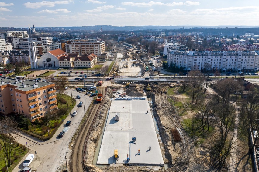 Kraków. Postępuje budowa Trasy Łagiewnickiej. Koronawirus nie zatrzymał inwestycji. Może być jednak problem z zapewnieniem rąk do pracy