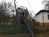 Nie dostosował się do warunków na drodze. Jazdę zakończył na słupie w pozycji pionowej