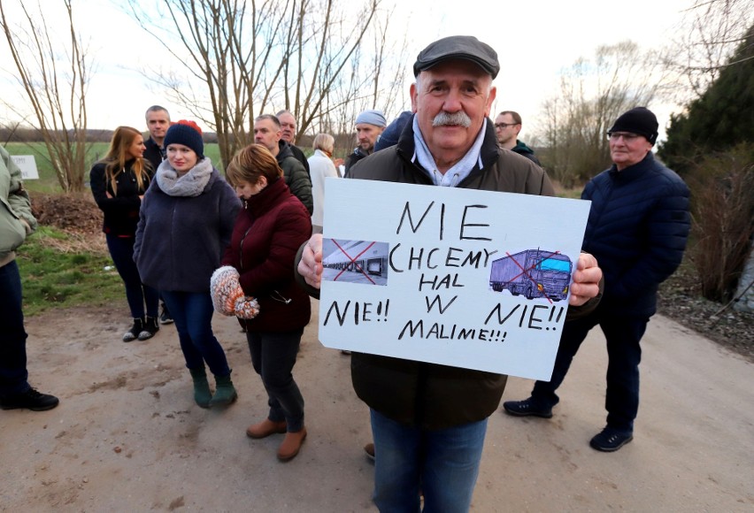 Protest mieszkańców podwrocławskiego Malina w gminie Wisznia...