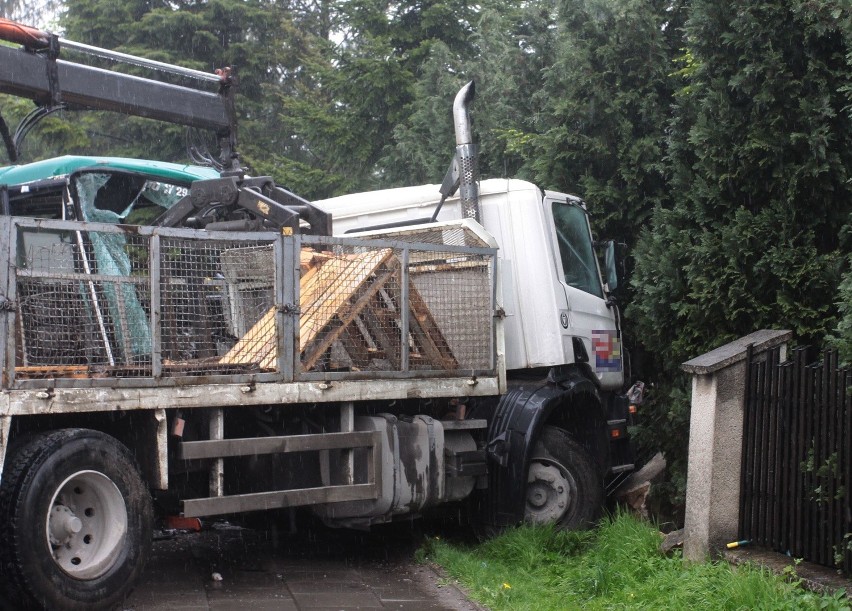 Autobus zderzył się z ciężarówką w Radomiu