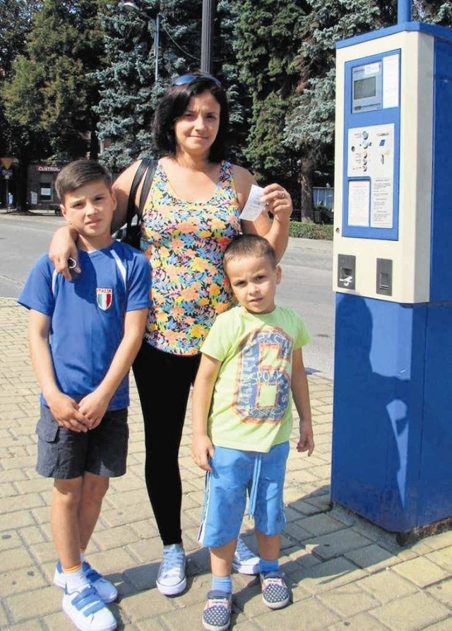 Izabela Michalak (na zdjęciu z dziećmi Maciejem i Janem) jest zadowolona, że w soboty nie trzeba będzie płacić za postój