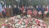 Narodowe Święto Niepodległości w Jaworznie. Defilada, rozetki patriotyczne, chorągiewki i wzruszenie podczas śpiewania pieśni