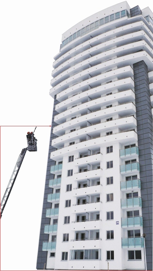 Najwyższa drabina, którą dysponują białostoccy strażacy, umożliwia ewakuację ludzi z 9. piętra. Najwyższy wieżowiec w mieście, znajdujący się przy ul. Żelaznej, ma zaś 18 pięter. Jak podkreślają strażacy, z działka można jednak podać strumień piany na wysokość 20 metrów.