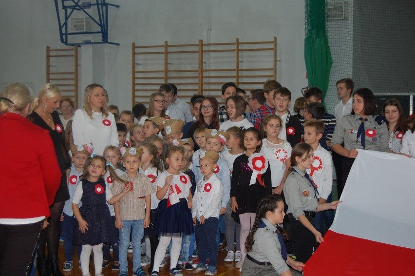 Uczniowie Szkoły Podstawowej numer 2 w Stąporkowie śpiewali Hymn Polski [WIDEO, ZDJĘCIA]