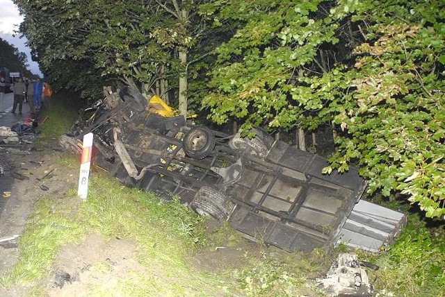 Do tragicznego wypadku doszlo wczoraj przed godz. 20 na krajowej szóstce, w Zebowie, dziewiec kilometrów od Slupska. Jedna osoba zginela.