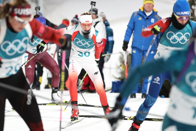 Polki walczą w sztafecie biathlonistek.