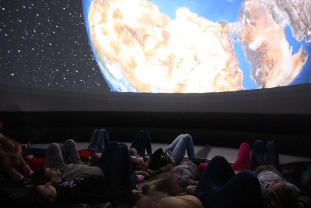 Kołbaskowo: Mobilne planetarium w CH AuchanNieziemskie chwile będzie można przeżyć w centrum handlowym przy ulicy Ustowo 45 w Szczecinie w godzinach 11 – 17. Bezpłatne seanse pod niebem przenośnego planetarium zaplanowane są o każdej, pełnej godzinie. Teleskopowe obserwacje Słońca odbędą się przy bezchmurnym niebie.