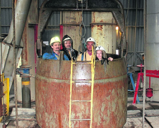 Nasza dziennikarka Katarzyna Spyrka razem z pracownikami kopalni i firmy budującej nową kopalnię, w specjalnym "kuble", który przewozi górników w dół głębionego szybu