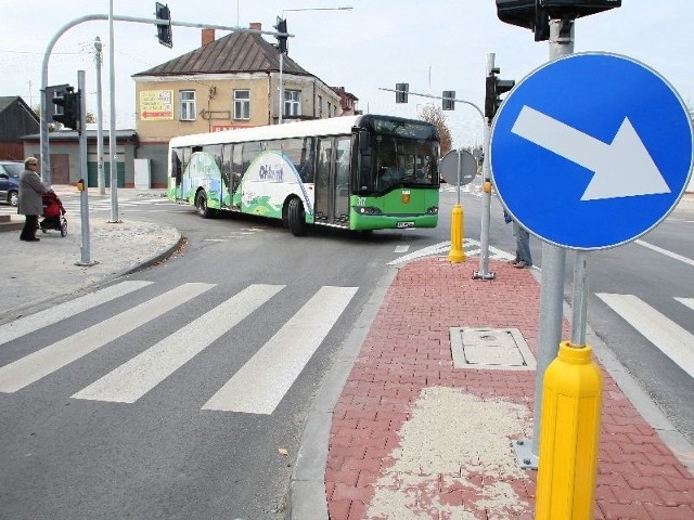 Autobusy skręcające z ulicy Częstochowskiej w ulicę 1 Maja w Kielcach nie mieszczą się na jezdni, muszą skręcać ze środkowego pasa, a i tak wjeżdżają albo na wysepkę dla pieszych albo na chodnik.