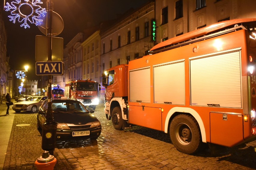 W sylwestrową noc doszło do pożaru w centrum Torunia. Paliło...