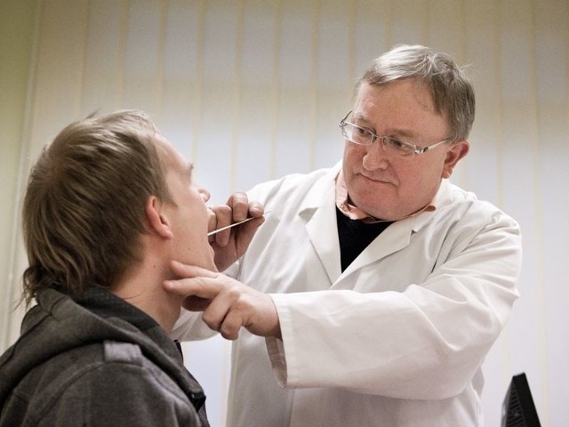 Lekarz Mariusz Król z przychodni Salus w Słupsku w ostatnich dniach miał dwóch pacjentów z podejrzeniem grypy. Pan Patryk na szczęście okazał się być zdrowy. 