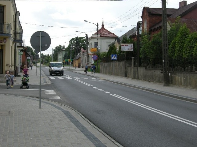 Droga wojewódzka numer 728 zaczyna przypominać normalną drogę. Kilka miesięcy temu oddano odcinek w Mogielnicy (na zdjęciu).