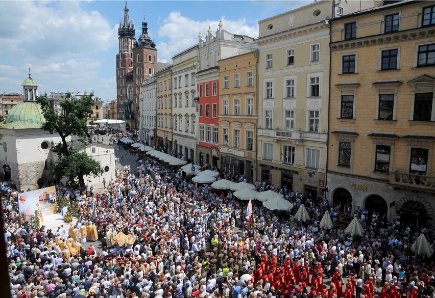 Uroczystość Bożego Ciała inna niż kiedykolwiek? Przypominamy procesje z ubiegłych lat