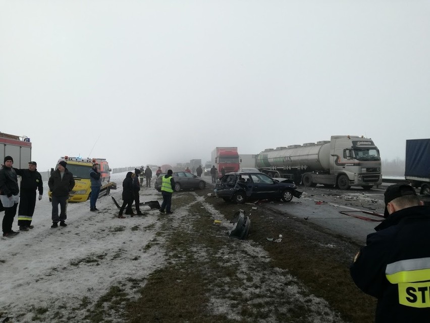 Wypadek na A1 koło Piotrkowa Trybunalskiego. Zderzenie kilkudziesięciu samochodów [ZDJĘCIA,FILM]