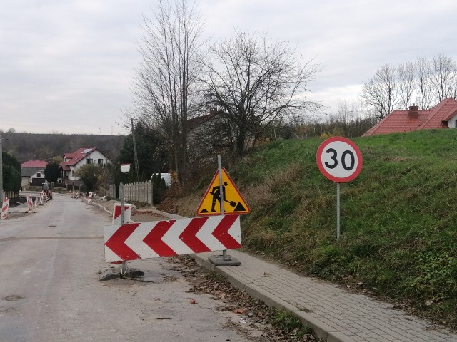 Trwa remont drogi powiatowej w centrum miejscowości Chobrzany, w gminie Samborzec. Kierowcy muszą liczyć się z utrudnieniami