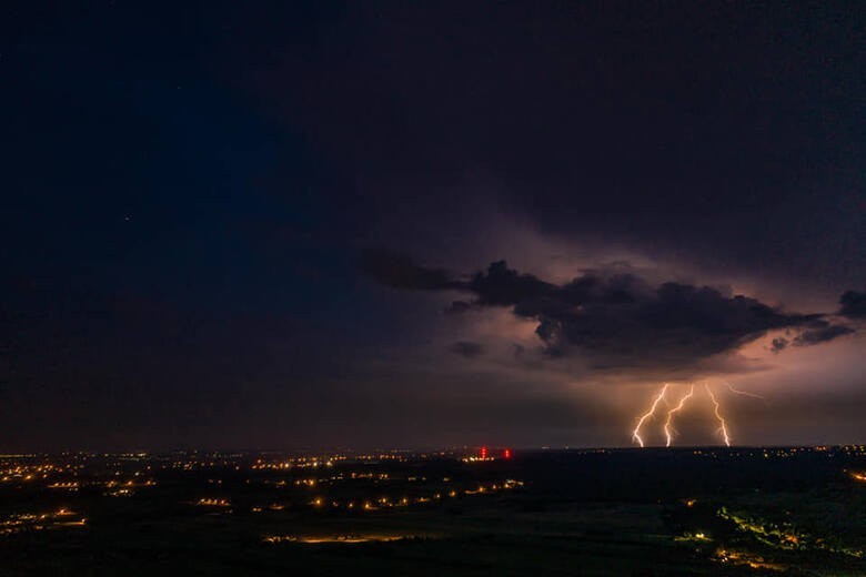 Dwa pożary od uderzeniach piorunów, podtopienia i powalone drzewa - duże straty po nocnej burzy w Świętokrzyskiem [ZDJĘCIA]