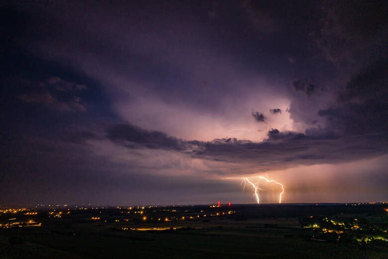 Dwa pożary od uderzeniach piorunów, podtopienia i powalone drzewa - duże straty po nocnej burzy w Świętokrzyskiem [ZDJĘCIA]