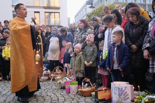 Trwa prawosławna Wielkanoc w Poznaniu. U jezuitów spotkali się Ukraińcy. W sobotę odbyło się święcenie pokarmów i spowiedź.Kolejne zdjęcie --->
