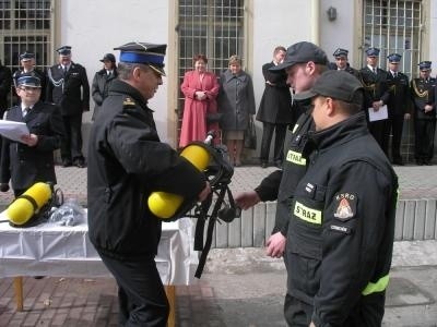 Bryg. Paweł Jarosz, zastępca komendanta miejskiego PSP w Krakowie przekazuje czernichowskim strażakom aparaty do ochrony dróg oddechowych  Barbara Ciryt