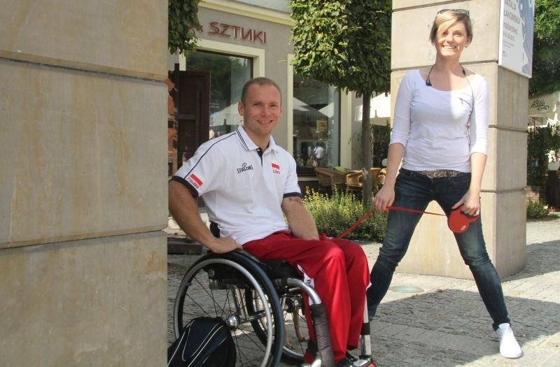 Nasz paraolimpijczyk Krzysztof Pietrzyk najpierw z kolegami...