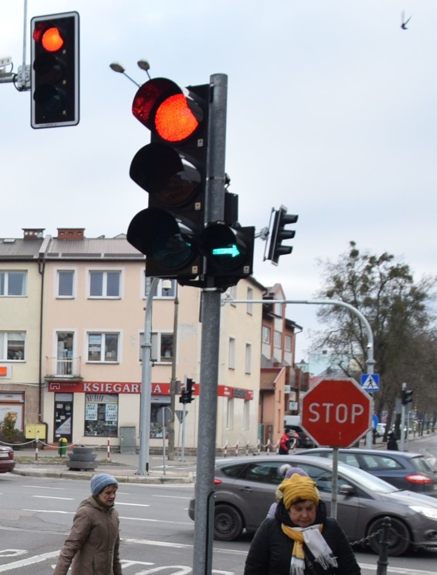 Polega on na zignorowaniu znaku „stop” (znak jest dobrze...