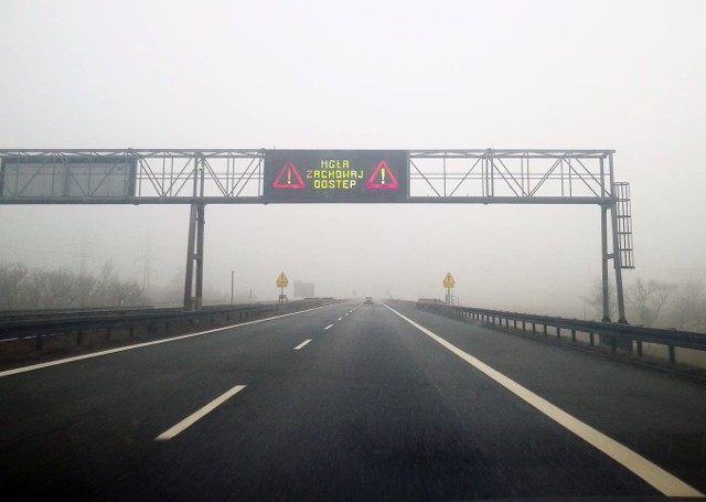 Gęste mgły na autostardzie A4 w Katowicach i innych drogach.Zobacz kolejne zdjęcia. Przesuwaj zdjęcia w prawo - naciśnij strzałkę lub przycisk NASTĘPNE