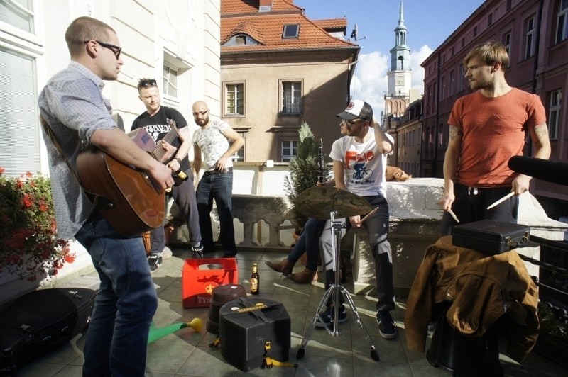 Muchy grały w Poznaniu na balkonie hostelu. Tym razem bez demolki [ZDJĘCIA FILM]