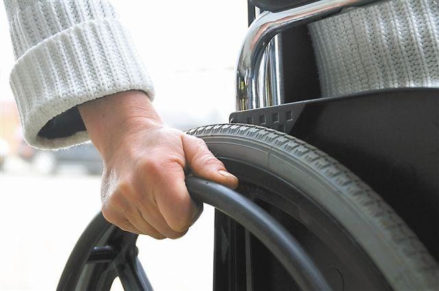 Pracodawcy, którzy nie zatrudniają odpowiedniej liczby niepełnosprawnych, muszą dokonywać obowiązkowych wpłat na PFRON. (fot. sxc)