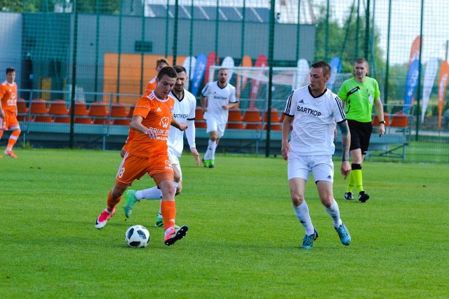 Piłkarze Orkana (białe stroje) zakończyli sezon 2020/2021 pechowo, bo spadkiem do ligi okręgowej