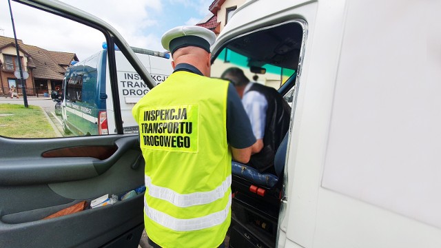 Inspektorzy z koszalińskiego oddziału Wojewódzkiego Inspektoratu Transportu Drogowego w Szczecinie dokonali kontroli autobusu przy ul. Wilków Morskich w Darłówku.