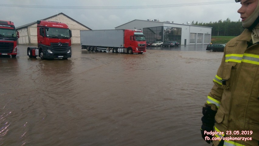 Podlaskie. Strażacy usuwają skutki nawałnicy, która przeszła nad Krynkami i w Podgórzu. Zalane piwnice, kościoły, posesje [24.05.2019]