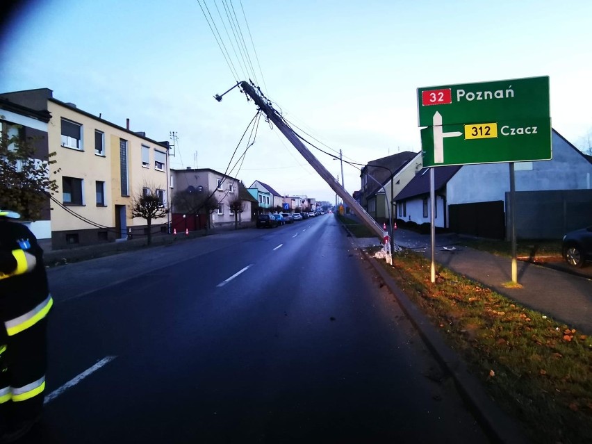 Ciężarówka uderzyła w słup energetyczny w Rakoniewicach. Do...