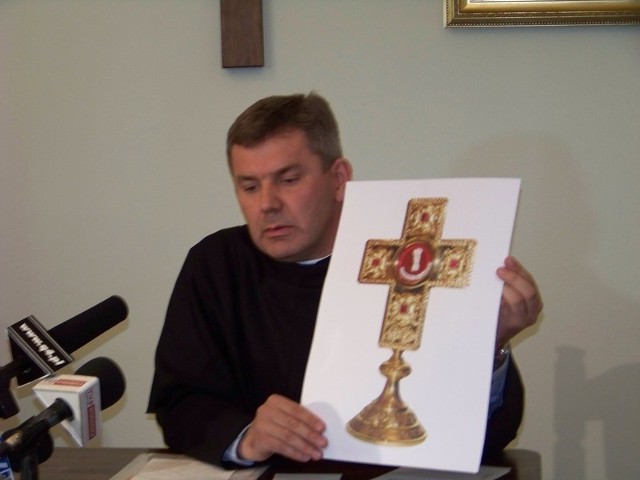o. Świerad Pettke CCG, prowincjał Zgromadzenia Braci Pocieszycieli z Getsemani, prezentuje zdjęcie relikwiarza