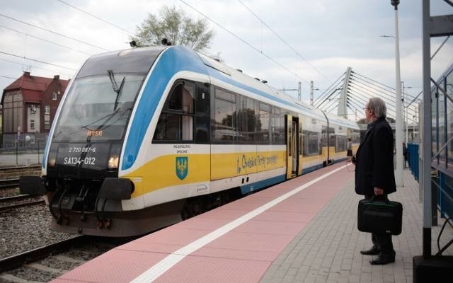 Pociągi jadące trasą Opole - Nysa wciąż nie będą zatrzymywać się na stacjach w Goszczowicach i Szydłowie Centrum.