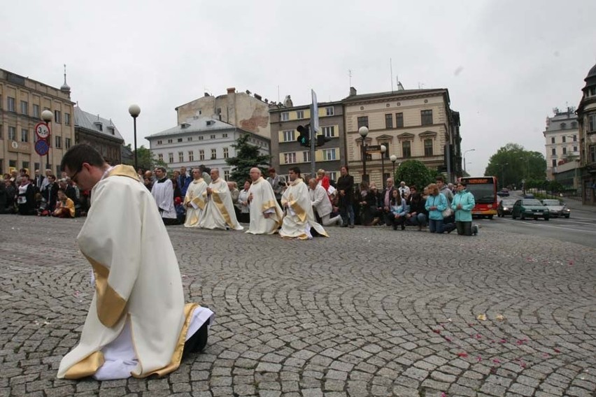Tłumy wiernych na procesji Bożego Ciała, która przeszła ulicami Bielska-Białej [ZDJĘCIA]